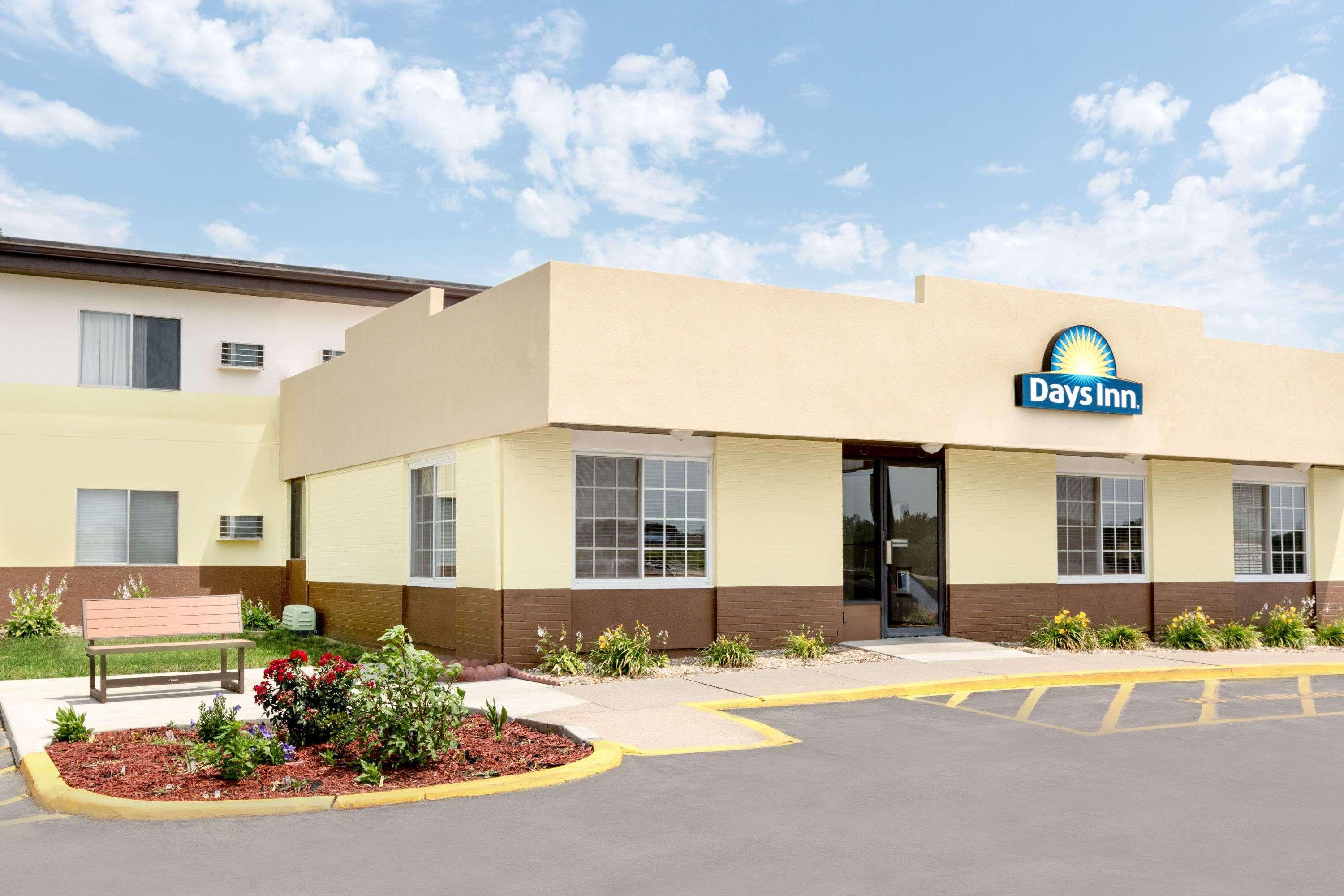 Days Inn By Wyndham Newton Buitenkant foto