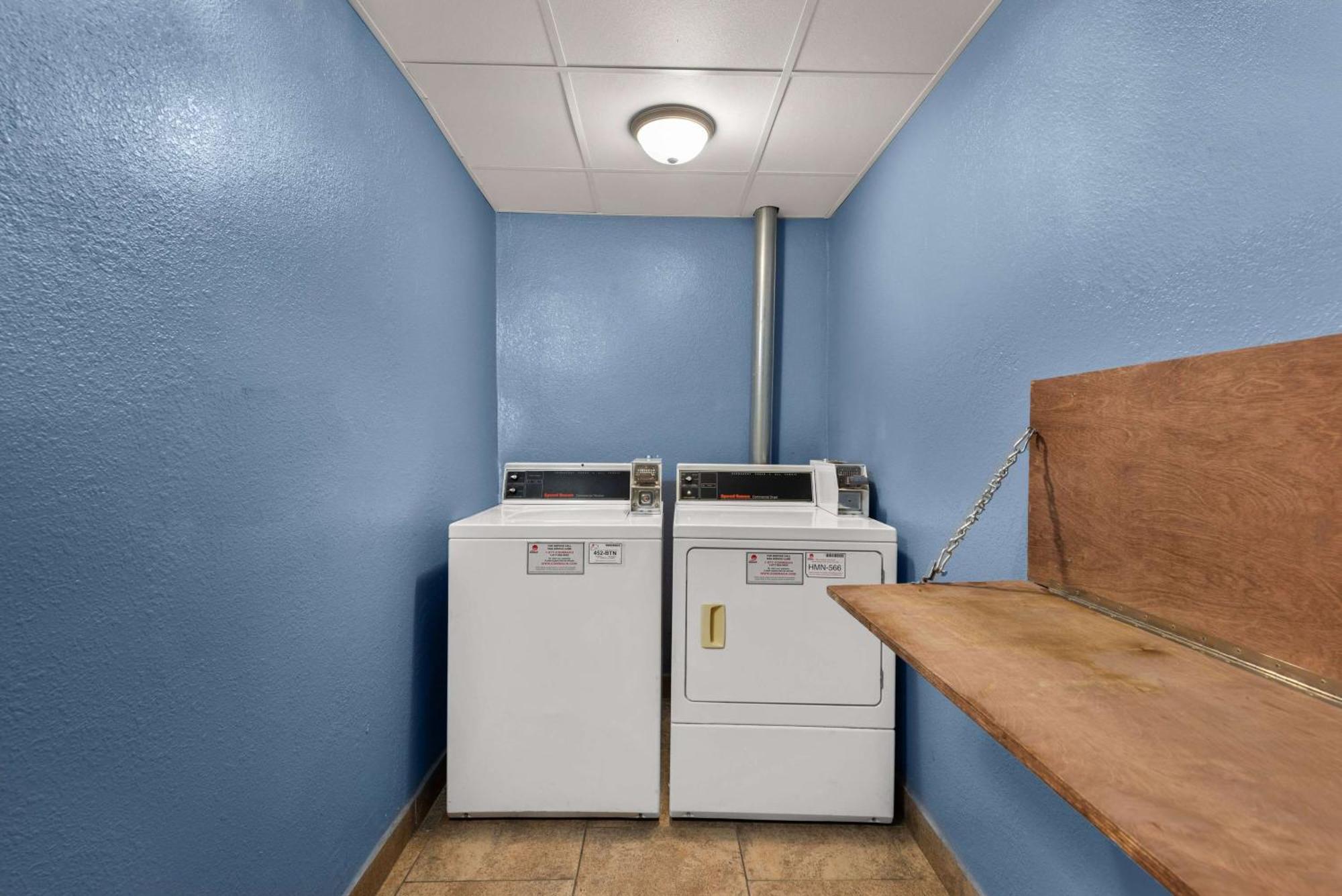 Days Inn By Wyndham Newton Buitenkant foto