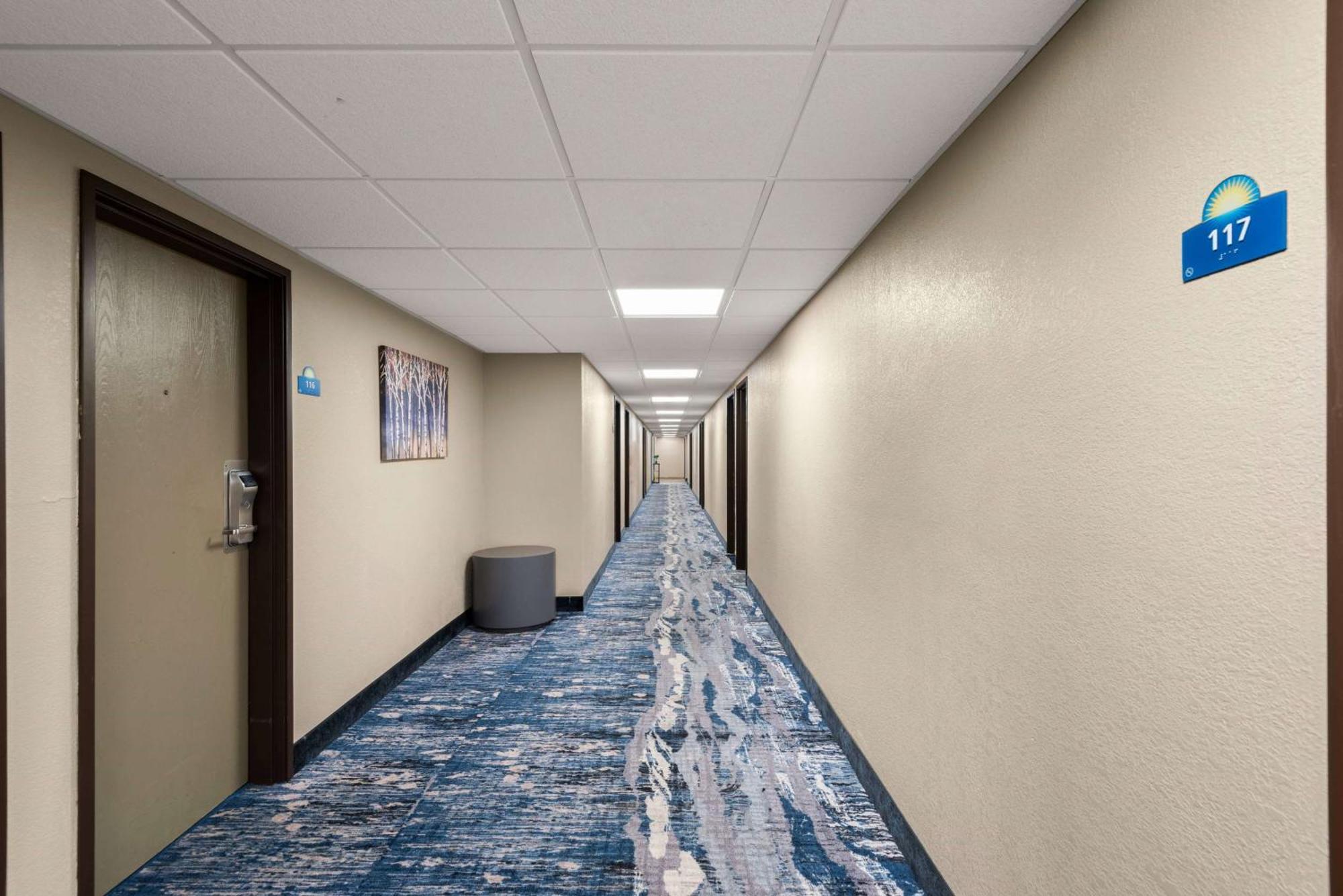 Days Inn By Wyndham Newton Buitenkant foto