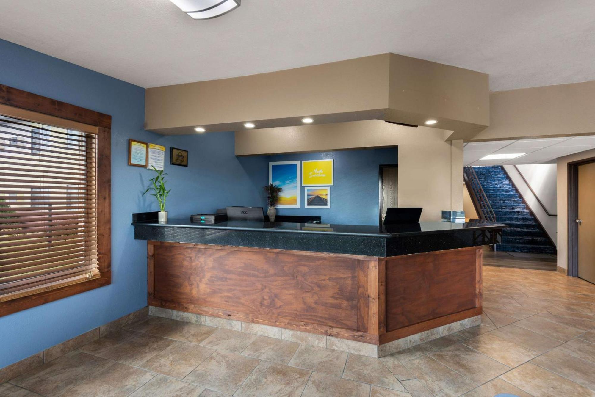 Days Inn By Wyndham Newton Buitenkant foto