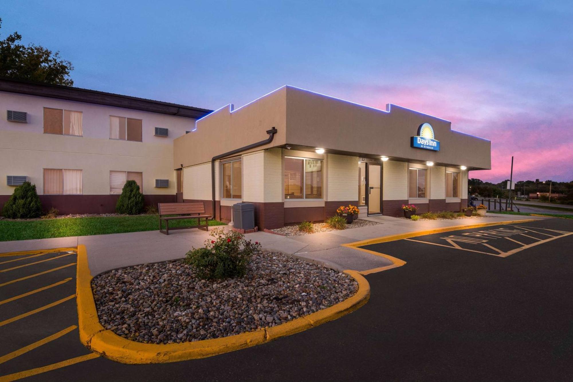 Days Inn By Wyndham Newton Buitenkant foto