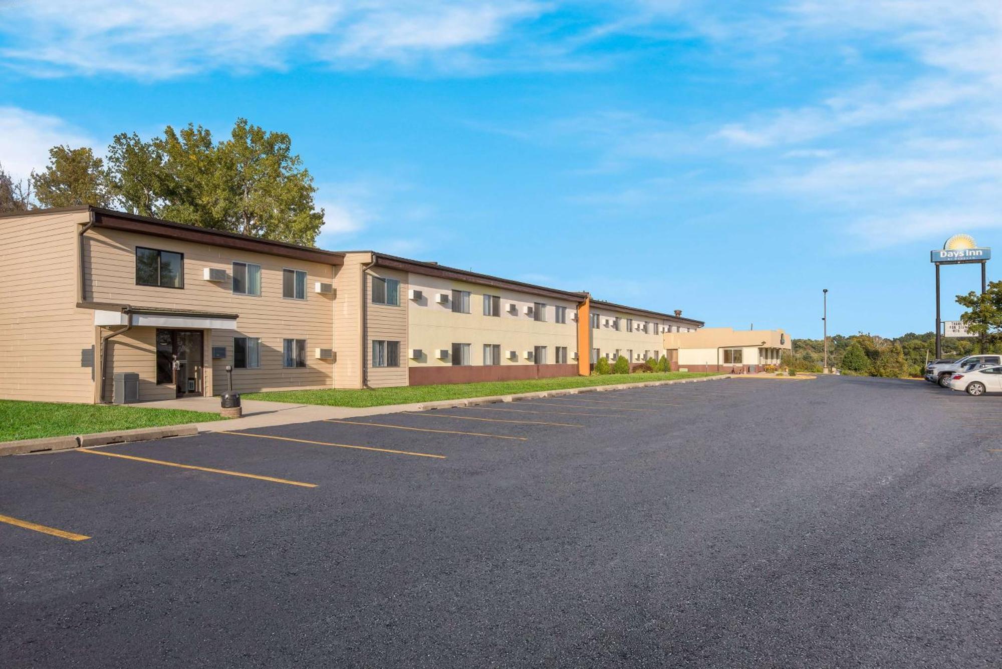 Days Inn By Wyndham Newton Buitenkant foto