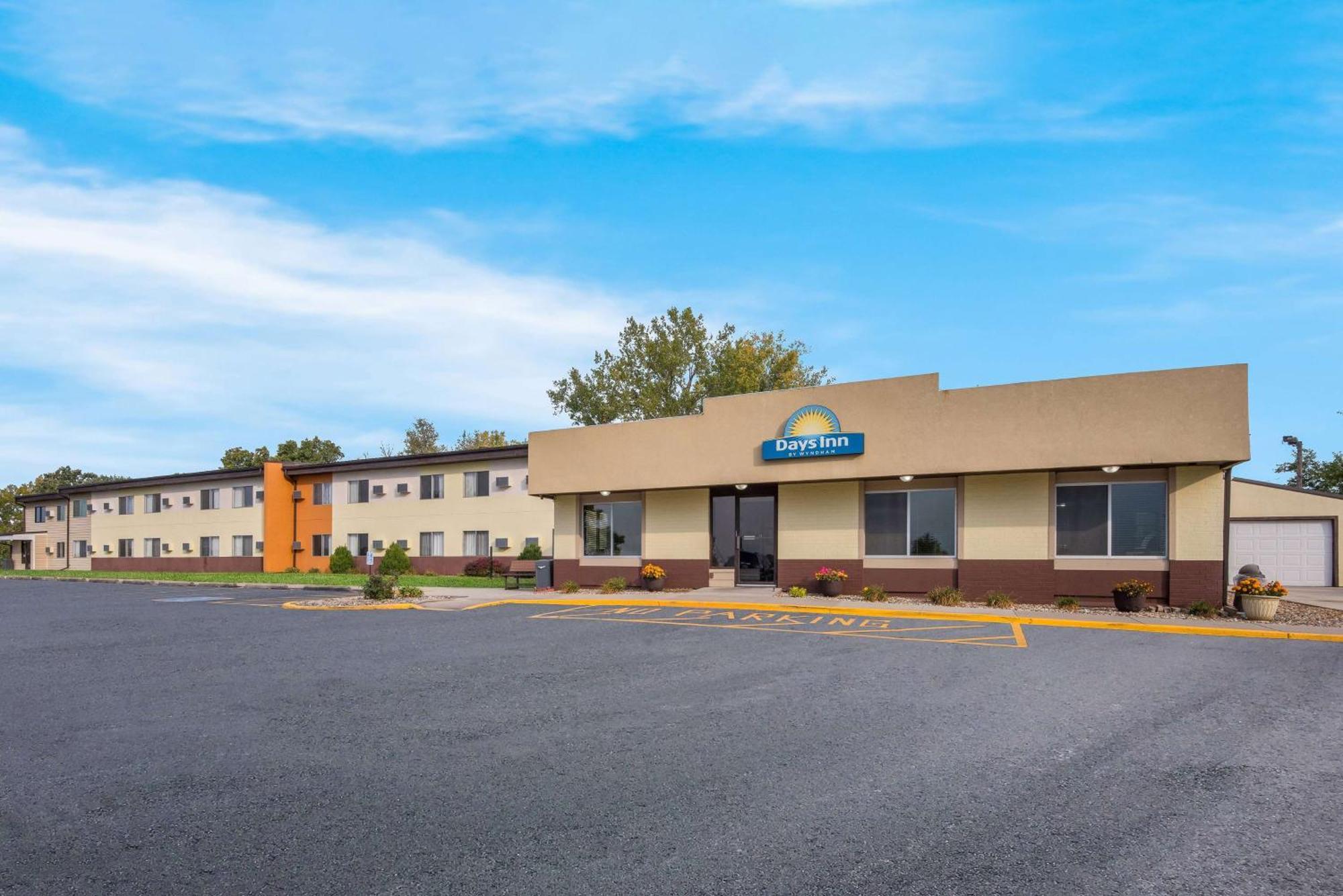 Days Inn By Wyndham Newton Buitenkant foto
